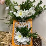dekoracja wykonana z bukszpany i białych kwiatków