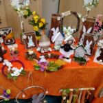 dekoracje wielkanocne wianki i deseczki ustawione na stoliku
