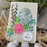 kartka okolicznościowa z okazji świąt wielkanocnych z zielonym jajkiem i różowym kwiatkiem