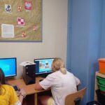 uczennica ogląda na komputerze film edukacyjny