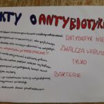 Plakat przedstawiający fakty o antybiotykach.