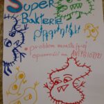 Plakat o superbakteriach wykonany przez uczniów.