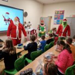 Święty Mikołaj odwiedza uczniów w klasie.
