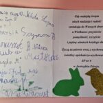 otwarta kartka wielkanocna z życzeniami od uczniów szkoły podstawowej nr 4 i podpisami dzieci