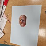 głowa postaci wykonana ze ścinków z gazety inspirowana pracami Pablo Picasso