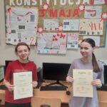 dwie uczennice trzymają dyplomy za udział w konkursie