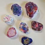 kamienie pomalowane kolorowymi farbami