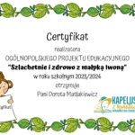 Na zdjęciu certyfikat dla realizatora projektu pani Doroty Matlakiewicz. Ramka z zielonych liści, na których w lewym dolnym rogu siedzi brązowa małpka trzymająca certyfikat. W prawym dolnym rogu Logo Wydawnictwa Edukacyjnego Kapelusz z kwiatami.