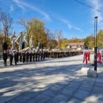 żołnierze WOT w kolumnach stoją na placu reprezentacyjnym