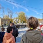 uczniowie podziwiają żołnierzy stojących na placu