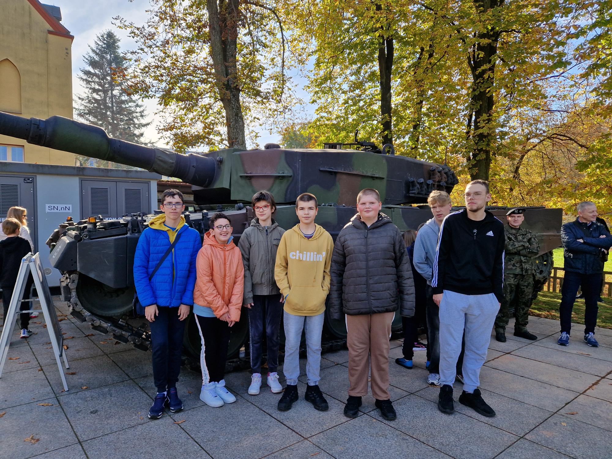 uczniowie stoją przed czołgiem Leopard 2