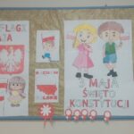 Zdjęcie przedstawia patriotyczną gazetkę ścienną
