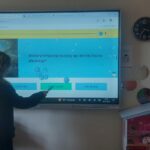 Zdjęcie przedstawia uczennicę rozwiązującą quiz historyczny