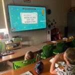 Zdjęcie przedstawia uczniów oglądających film związany z tematyką autyzmu.