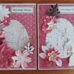 dwie kartki wielkanocne wykonane techniką scrapbookingu z różowym tłem i jasnymi jajkami ozdobione różowymi kwiatkami