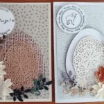 dwie kartki wielkanocne wykonane techniką scrapbookingu z beżowym tłem i jasno brązowymi jajkami ozdobione kremowymi kwiatkami