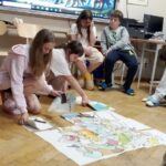 Uczniowie układają puzzle tematyczne w rozmiarze XXL