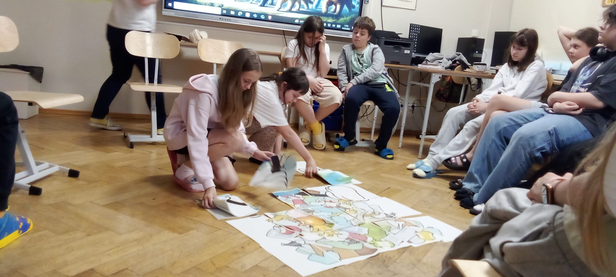 Uczniowie układają puzzle tematyczne w rozmiarze XXL