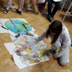 Uczeń układają puzzle tematyczne w rozmiarze XXL