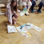Uczennica układają puzzle tematyczne w rozmiarze XXL
