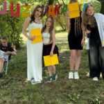 Zdjęcie przedstawia uczniów występujących w akademii