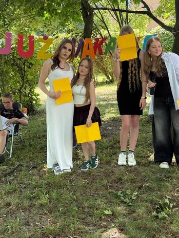 Zdjęcie przedstawia uczniów występujących w akademii
