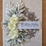 kartka okolicznościowa z okazji ślubu wykonana techniką scrapbookingu z trzema białymi kwatami po lewej stronie