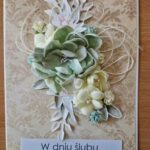 kartka okolicznościowa z okazji ślubu wykonana techniką scrapbookingu z bukietem kwiatów z jednym zielonym kwiatem