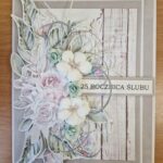 kartka okolicznościowa z okazji 25 rocznicy ślubu wykonana techniką scrapbookingu z bukietem kwiatów z jednym pomarańczowym kwiatem