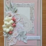 kartka okolicznościowa z okazji urodzin wykonana techniką scrapbookingu z elementami przypominającymi haftowaną serwetkę
