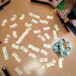 gra rummikub rozłożona na stoliku