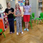 trzy uczennice bawią się klaszcząc w dłonie