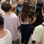 Uczniowie podczas oglądania eksponatów w Galerii Dzwonków