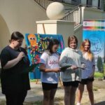 Zdjęcie przedstawiające wychowanków witających wszystkich uczniów, dyrekcję oraz pracowników pedagogicznych na rozpoczęciu roku szkolnego 2025/2026