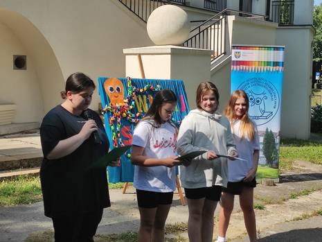Zdjęcie przedstawiające wychowanków witających wszystkich uczniów, dyrekcję oraz pracowników pedagogicznych na rozpoczęciu roku szkolnego 2025/2026