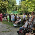 Zdjecie przedstawiające nauczycieli i uczniów biorących udział w rozpoczęciu roku szkolnego 2025/2026