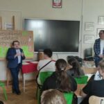 Na zdjęciu dyrektor szkoły, II Wicewojewoda Śląski wraz z doradcą podczas spotkania z uczniami.