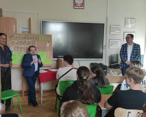 Na zdjęciu dyrektor szkoły, II Wicewojewoda Śląski wraz z doradcą podczas spotkania z uczniami.