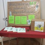 Skrzynka z ankietami uczniów oraz tablica informacyjna o działaniach szkoły w ramach przygotowań do XXXI sesji Sejmu Dzieci i Młodzieży.
