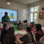 Nauczyciel historii prowadzi debatę szkolną o edukacji obywatelskiej.