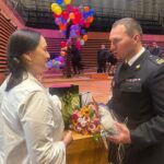 naczelnik państwowej straży pożarnej wręcza pani dyrektor kwiaty