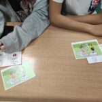 Zdjęcie przedstawia uczniów z materiałami edukacyjnymi dotyczącymi kampanii dzieciństwo bez przemocy.