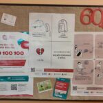 Zdjęcie przedstawia gazetkę ścienną z materiałami edukacyjnymi dotyczącymi  kampanii dzieciństwo bez przemocy.