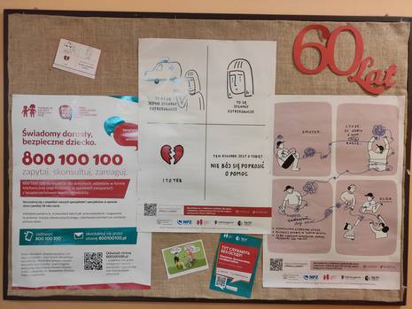 Zdjęcie przedstawia gazetkę ścienną z materiałami edukacyjnymi dotyczącymi  kampanii dzieciństwo bez przemocy.