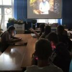 uczniowie na rzutniku multimedialnym oglądają film w ramach akcji BohaterOn w naszej szkole