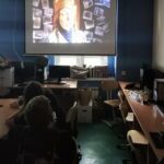 uczniowie oglądają film o kobietach powstania warszawskiego w ramach akcji BohaterOn w naszej szkole