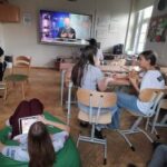 uczennice siedząc w klasie w ławkach dyskutują na temat powstanie warszawskiego