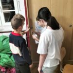 uczniowie wykonujący zadania