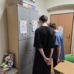 uczniowie czytają informacje o antybiotykach