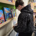 uczeń wykonujący zadania dotyczące wiedzy o antybiotykach